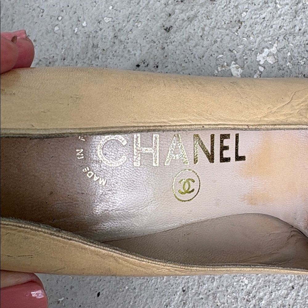 Vintage tan and black Chanel heels - Picture 6 of 8